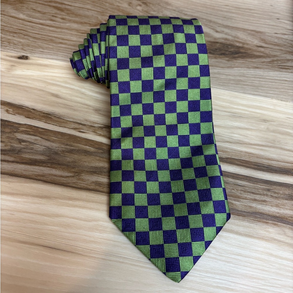 Brooks Brothers Jacquard purple and green pattern silk tie Size 57” by 3.75.
